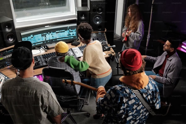 �tudiants en formation audiovisuel en classe